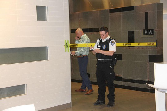 Chui vào nhà vệ sinh nữ, chàng trai chết thảm vì mắc kẹt